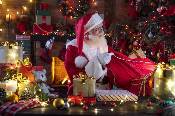 Papai Noel Com Uma Bolsa Com Presentes Perto Lareira Árvore — Fotografia de Stock