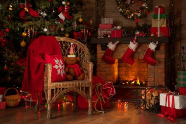 Şömine ve Noel ağacı arka planı. Ahşap evin içindeki şenlik, Noel 'in neşeli ruhu.. 