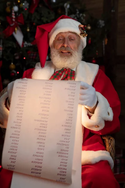 Papai Noel Boa Lista Pergaminho Interior Festivo Dentro Casa Madeira — Fotografia de Stock