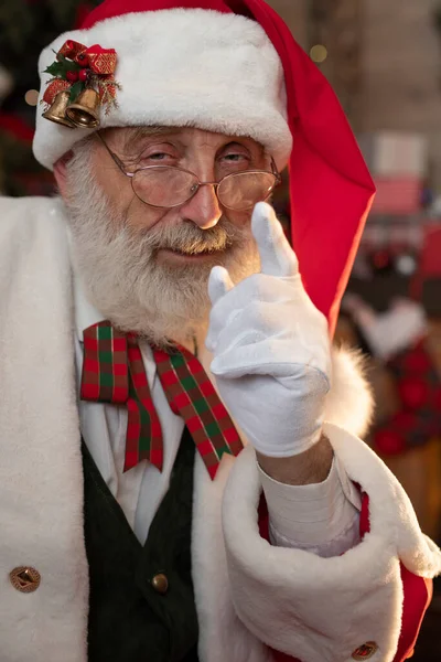 Санта Клаус Указал Пальцем Вверх Рождественскую Елку Интерьер Внутри Деревянного — стоковое фото