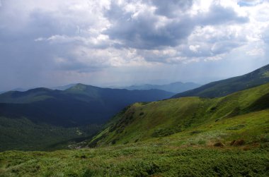 Yüksek dağlar, kayalar, taşlar. Dağ panoramik manzarası, bulutlar ve mavi gökyüzü. Turizm, seyahat, yeni deneyimler