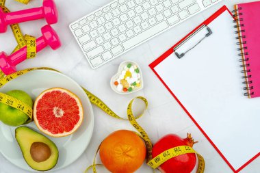 Eğitim ekipmanları ile sağlıklı yaşam tarzı çalışma konsepti. Spor yaparken uyum ve uzun ömürlü olma fikri. Boş kopyalama alanı.