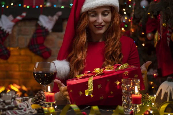 Vacker Kvinna Jultomten Hatt Nära Öppen Spis Julgran Inne Festlig — Stockfoto