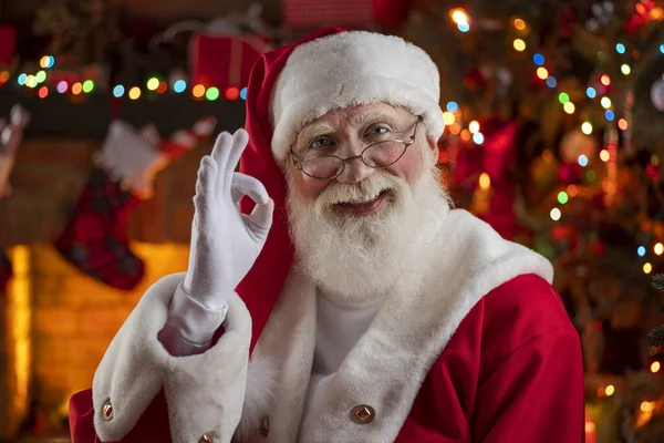 Weihnachtsmann Der Nähe Von Kamin Und Weihnachtsbaum Festliches Interieur Holzhaus — Stockfoto