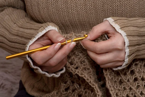 Hembra Manos Elaboración Punto Con Ganchillo Pasatiempos Artesanías Trabajo Artesanal —  Fotos de Stock