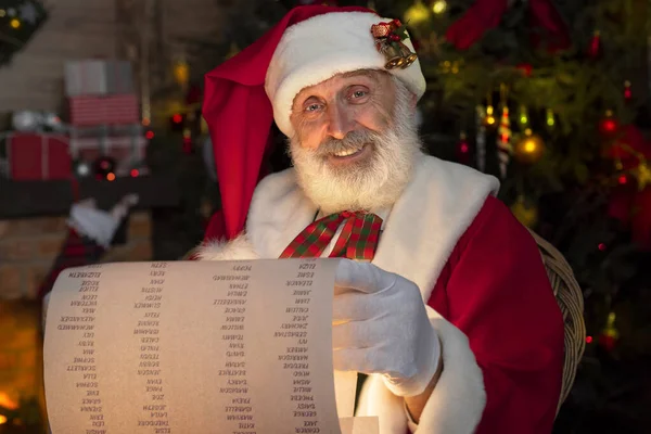 Papai Noel Boa Lista Pergaminho Interior Festivo Dentro Casa Madeira — Fotografia de Stock