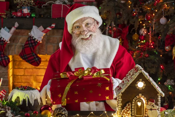 Papai Noel Com Caixa Presente Apresenta Perto Lareira Árvore Natal — Fotografia de Stock