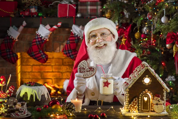 Święty Mikołaj Pobliżu Kominka Choinki Uroczyste Wnętrze Drewnianym Domu Nowy — Zdjęcie stockowe