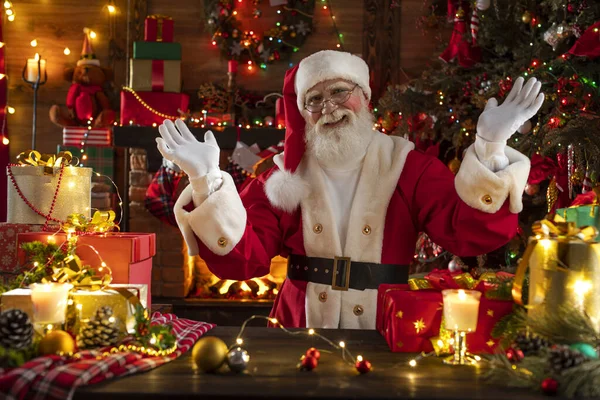 Papai Noel Perto Lareira Árvore Natal Interior Festivo Dentro Casa — Fotografia de Stock