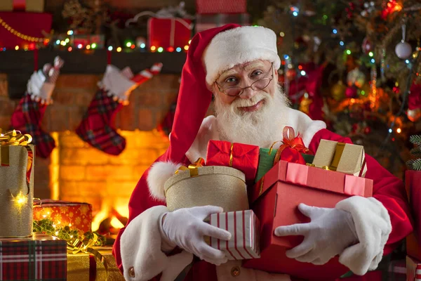 Άγιος Βασίλης Δώρο Κουτί Παρουσιάζει Κοντά Στο Τζάκι Και Χριστουγεννιάτικο — Φωτογραφία Αρχείου