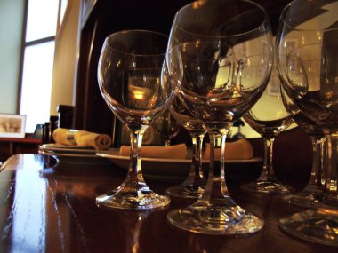 Pahalı bir restoranda lüks bir masa, eski moda bir kafe. Ahşap mobilyalar, şarap kadehleri, örtüler, gümüş tabaklar, boş tabaklar, güzel masa örtüleri. İnsanlar olmadan. Yemek işi..