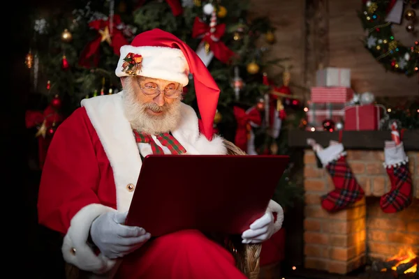 Bilgisayarlı Noel Baba Şömine Noel Ağacı Ahşap Evin Içindeki Şenlikli — Stok fotoğraf