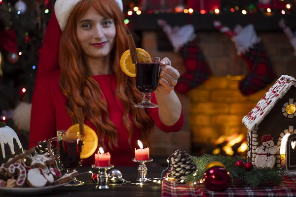 Vacker Kvinna Jultomten Hatt Nära Öppen Spis Julgran Inne Festlig — Stockfoto