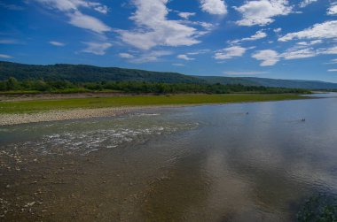 Huzurlu deniz manzarası sakin ve sessiz. Alçak güneş, Cirali Plajı. Arkaplan ve duvar kağıtları için uygun. Yumuşak odak