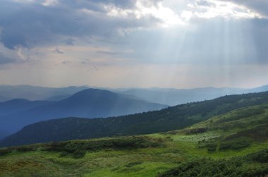 Yüksek dağlar, kayalar, taşlar. Dağ panoramik manzarası, bulutlar ve mavi gökyüzü. Turizm, seyahat, yeni deneyimler