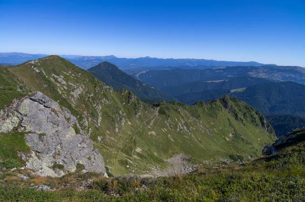 Hoge Bergen Rotsen Stenen Bergpanorama Landschap Met Wolken Blauwe Lucht — Stockfoto