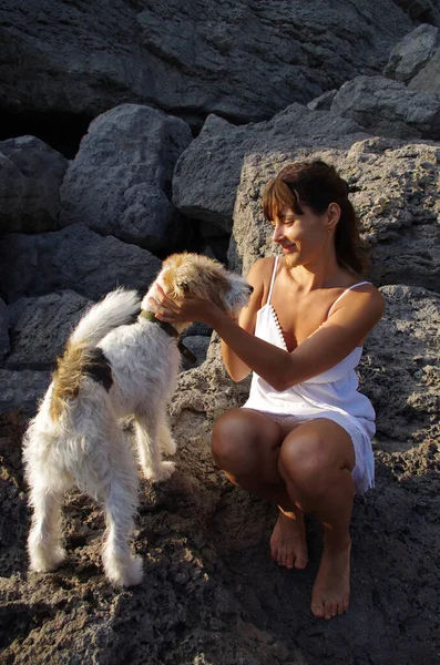 Jovem Feliz Brincando Com Wirehaired Fox Terrier Animal Estimação Cão — Fotografia de Stock