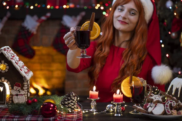 Vacker Kvinna Jultomten Hatt Nära Öppen Spis Julgran Inne Festlig — Stockfoto