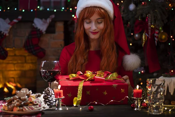 Hübsche Frau Mit Nikolausmütze Kamin Weihnachtsbaum Festlichen Inneren Neujahrsstimmung Wie — Stockfoto