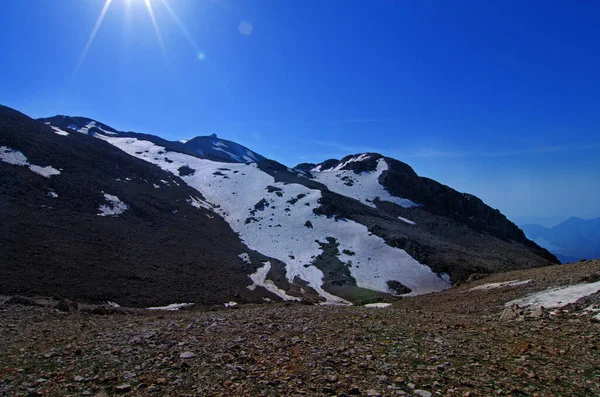 夏天的雪 多云蓝天的全景山景 旅游业 旅游业 新经验 — 图库照片