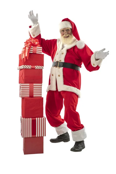 白色背景的圣诞老人被隔离了 资深男演员老头儿 留着真正的白胡子 扮演圣诞老人的角色 带着包装好的圣诞礼物 — 图库照片