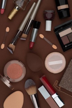 MUA makyaj aletleri, fırçalar boyama için, gözler ve kaşlar için, pudralama, fosforlu kalem, lekeleme, bulanıklaştırma için altın gül seti. Profesyonel kozmetik reklamı için uygun. Boşluğu kopyala
