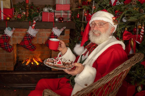 Święty Mikołaj Pobliżu Kominka Choinki Uroczyste Wnętrze Drewnianym Domu Nowy — Zdjęcie stockowe
