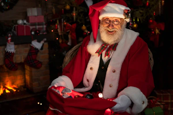 Papai Noel Com Uma Bolsa Com Presentes Perto Lareira Árvore — Fotografia de Stock