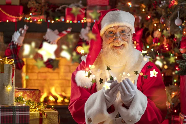 Papai Noel Soprando Estrelas Ouro Palmas Perto Lareira Árvore Natal — Fotografia de Stock