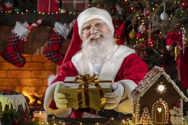 Papai Noel Com Caixa Presente Apresenta Perto Lareira Árvore Natal — Fotografia de Stock