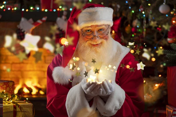 Papai Noel Soprando Estrelas Ouro Palmas Perto Lareira Árvore Natal — Fotografia de Stock