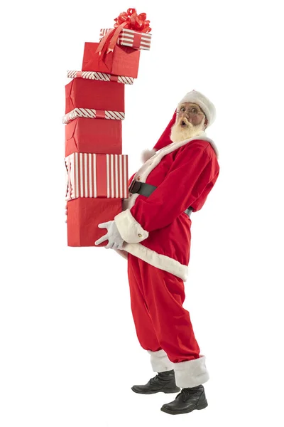 白色背景的圣诞老人被隔离了 资深男演员老头儿 留着真正的白胡子 扮演圣诞老人的角色 带着包装好的圣诞礼物 — 图库照片