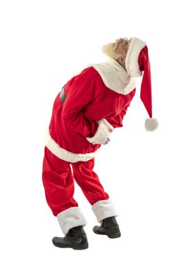 Noel Baba 'nın beyaz arka plana bakması izole edilmiş. Noel Baba rolünde gerçek beyaz sakallı kıdemli erkek oyuncu..