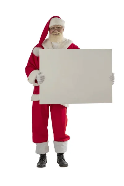 白色背景的圣诞老人被隔离了 老男演员 有着真正的白胡子 扮演圣诞老人的角色 拿着一块仿木板 男子气概挺直 身材高大 — 图库照片
