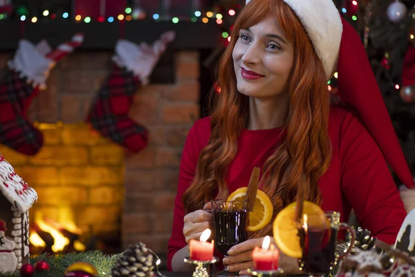 Mooie Vrouw Kerstman Hoed Bij Open Haard Kerstboom Feestelijk Interieur — Stockfoto