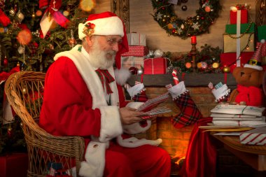 Noel Baba, Kuzey Kutbu 'ndaki postanesinde mektuplar ve mektuplarla seviniyor. Dedem Noel partisine hazırlanıyor. Gerçek sakallı son sınıf mankeni Noel Baba kostümü