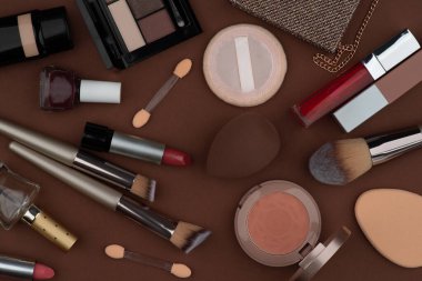 MUA makyaj aletleri, fırçalar boyama için, gözler ve kaşlar için, pudralama, fosforlu kalem, lekeleme, bulanıklaştırma için altın gül seti. Profesyonel kozmetik reklamı için uygun. Boşluğu kopyala