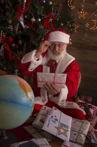 Santa Claus Regocijándose Con Cartas Correo Oficina Correos Interior Log — Foto de Stock