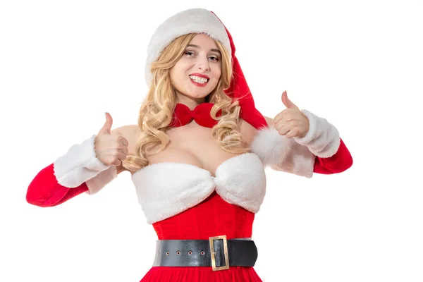 圣诞老人夫人高兴地微笑着 把大拇指竖起来 穿着红裙子 白皮毛的漂亮女人戴着圣诞老人帽子的快乐的女孩 女性看圣诞派对 — 图库照片