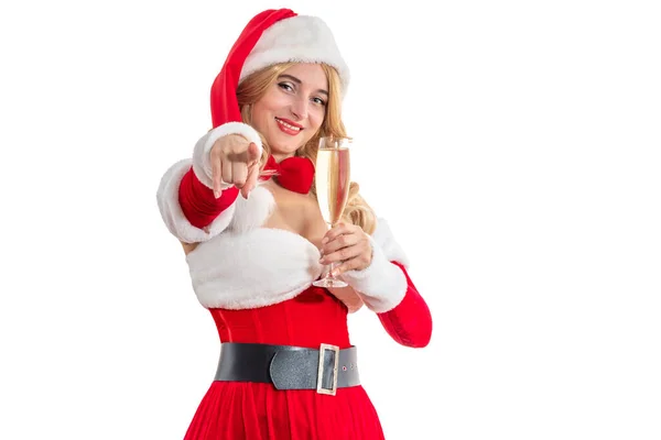 산타클로스 부인은 노트북으로 행복하게 드레스에 산타클로스의 모자를 멋지게 크리스마스 파티를 — 스톡 사진