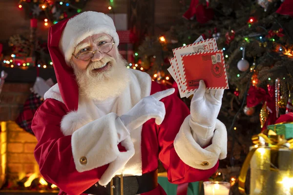 Papai Noel Alegrando Com Cartas Correio Sua Estação Correios Dentro — Fotografia de Stock