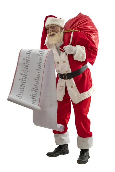白色背景的圣诞老人被隔离了 老男演员 留着真正的白胡子 扮演圣诞老人的角色 手里拿着一袋礼物和一长串的名字 — 图库照片