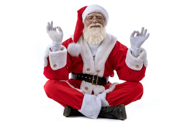 Санта Клаус Сидить Підлозі Позі Йоги Ізольованому Білому Тлі Старший — стокове фото
