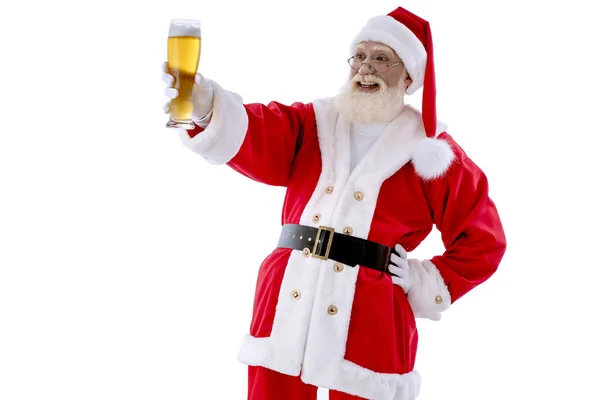 Санта Клаус Стаканом Пива Белом Фоне Изолирован Старший Актер Старик — стоковое фото