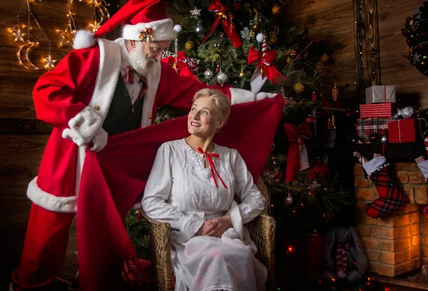 Санта Клаус Жена Миссис Клаус Возле Камина Рождественской Елки Праздничный — стоковое фото