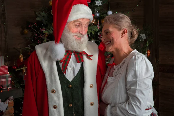 Noel Baba Karısı Noel Anne Şöminenin Noel Ağacının Yanında Ahşap - Stok İmaj