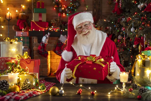 Santa Claus Con Caja Regalo Presenta Cerca Chimenea Árbol Navidad Fotos de stock