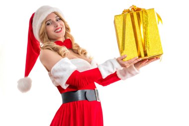 Bayan Noel Baba mutlu bir şekilde hediye kutuları vererek gülümsüyor. Kırmızı elbiseli, beyaz kürklü güzel bir kadın. Noel Baba şapkalı neşeli kız. Noel partisi, kostüm, maskeli balo, karnaval...