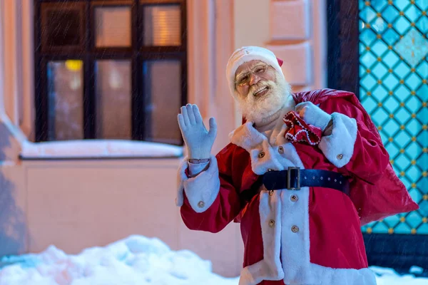 Άγιος Βασίλης Παραμονή Χριστουγέννων Στους Δρόμους Της Πόλης Φιλικός Χαρούμενος — Φωτογραφία Αρχείου