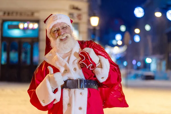 Papai Noel Véspera Natal Nas Ruas Cidade Amigável Alegre Homem — Fotografia de Stock